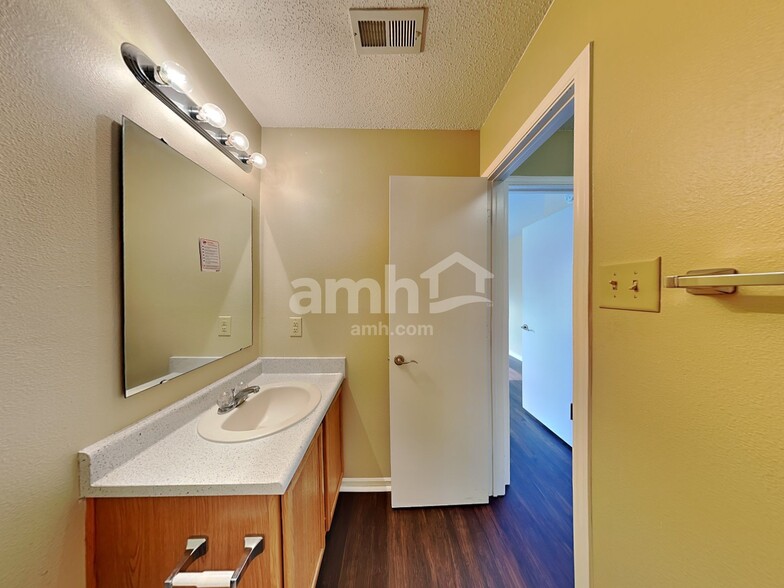 Building Photo - 906 Brookstone Dr
