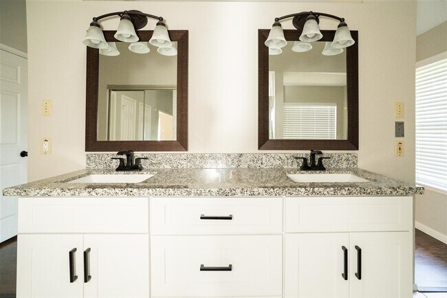 Building Photo - 16434 Concord Falls Ln