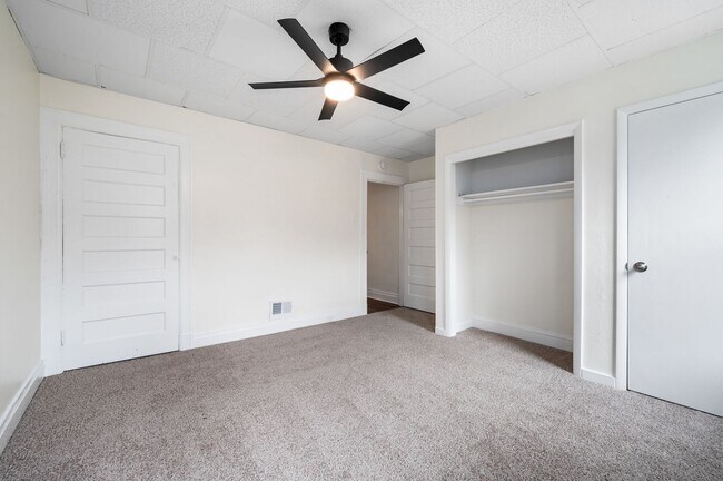 Building Photo - 3 bed 1 bath - newly updated, central air, laundry.