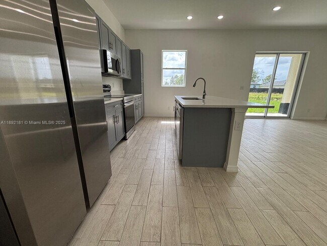 Building Photo - 1018 Maddock St E