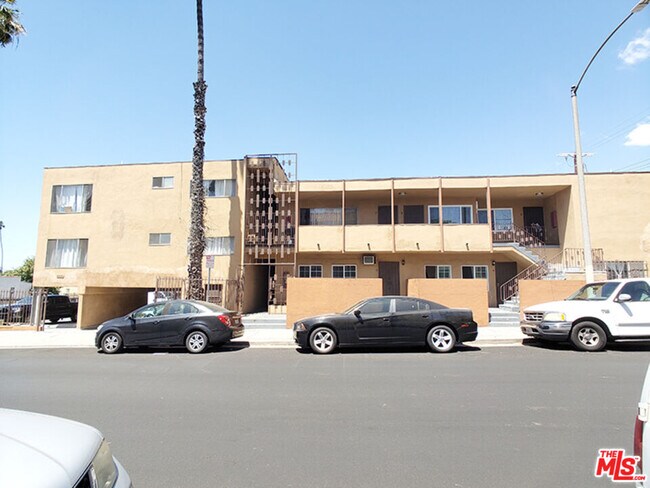 Building Photo - 453 N Kingsley Dr