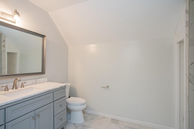 Building Photo - 2425 Mansker Dr