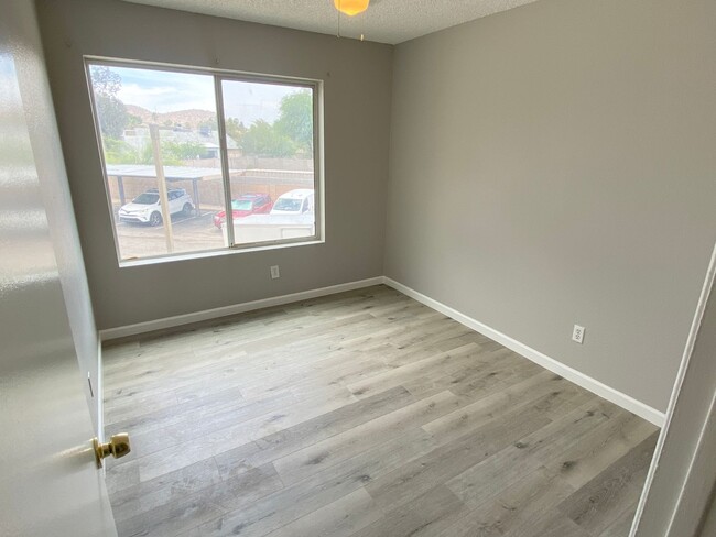 Building Photo - 3 Bedroom 2.5 Townhouse with Brand New Kit...