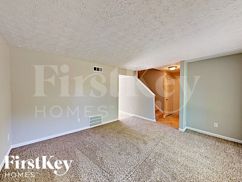 Building Photo - 2600 Stratford Ln