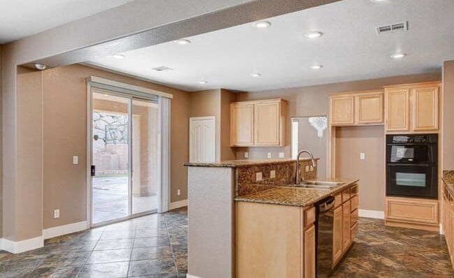 Building Photo - 757 Secret London Ave