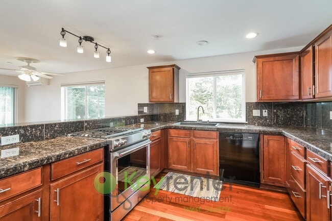 Building Photo - Stunning 3 Bed, 3.5 Bath Seattle Home with...