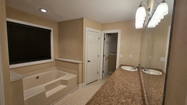Building Photo - 4850 Birdwood Ct