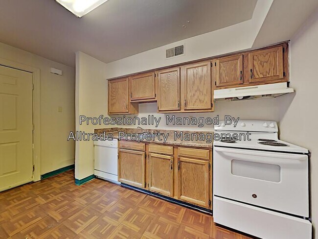 Building Photo - 5801 Russett Pl