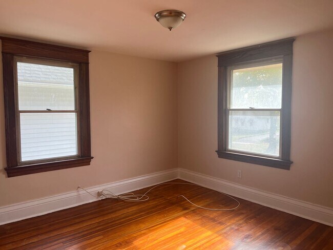 Building Photo - SINGLE FAMIKY FOR RENT IN MAPLEWOOD LOCATION !