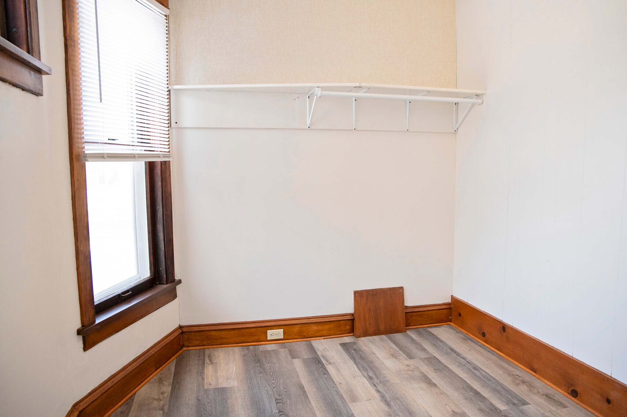 Building Photo - 609 5th Ave