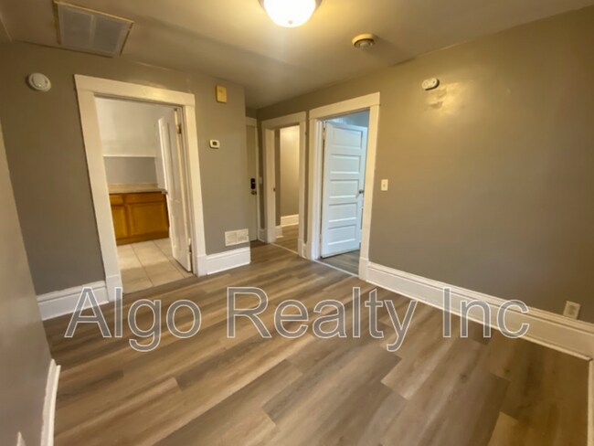 Building Photo - 2211 Queen Ave N