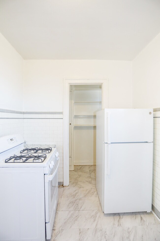 Building Photo - 7443 N Claremont Ave