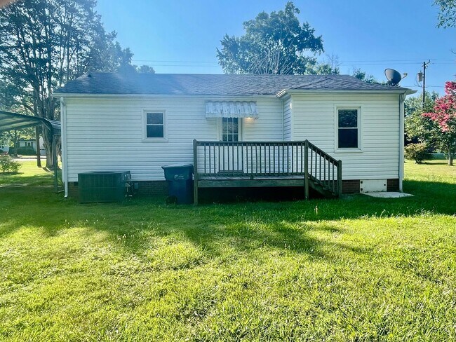 Building Photo - Rose213 in Mount Holly’s Catawba Heights area is a well-maintained 2-bedroom, 1-bath home