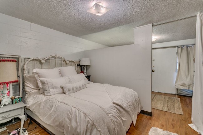 Building Photo - Cobblestone Court - Studio