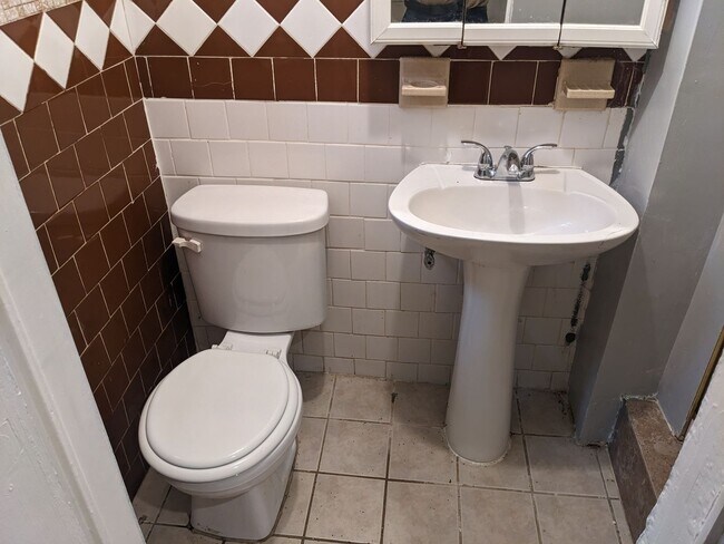 Building Photo - 2 BEDROOM TOWNHOUSE WATER INCLUDED VOUCHERS ACCEPTED