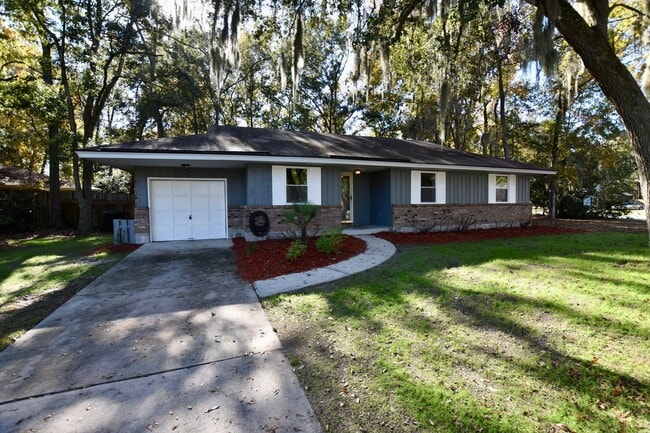 Primary Photo - Adorable 3/2 on large corner lot