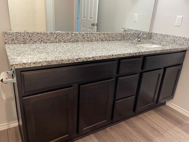 Building Photo - Available Now | Modern Single-Story 3 Bed, 2 Bath | Separate Office/Den | Big Yard | Pet Restrict...