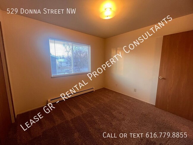 Building Photo - Spacious Two Bedroom Upper Apartment with ...