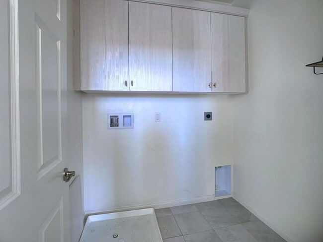 Building Photo - Fully Remodeled 3bed/2.5bath House.