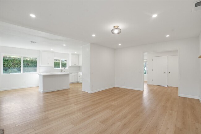 Building Photo - 1185 La Subida Ct
