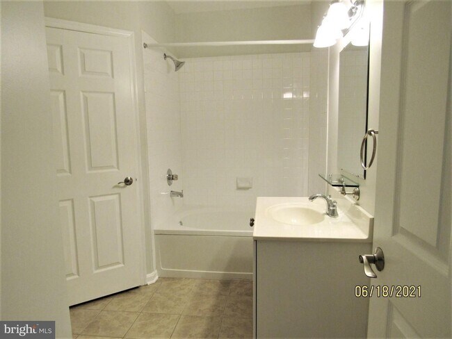 Building Photo - Gorgeous condo in a great location!