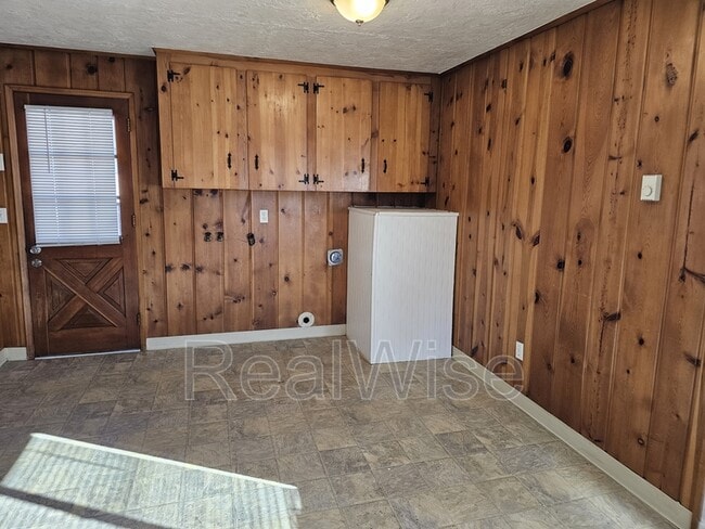 Building Photo - 616 NE Anderson St