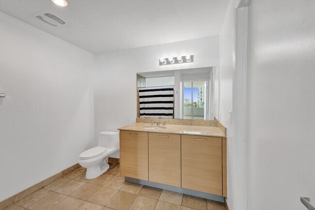 Building Photo - 1 bedroom and 1 bath condo located east side of Biscayne Blvd Miami Florida