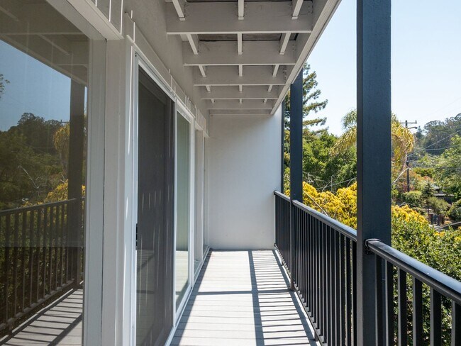 Building Photo - Tranquil 1BR/1BA Updated Unit! Tam Valley!...