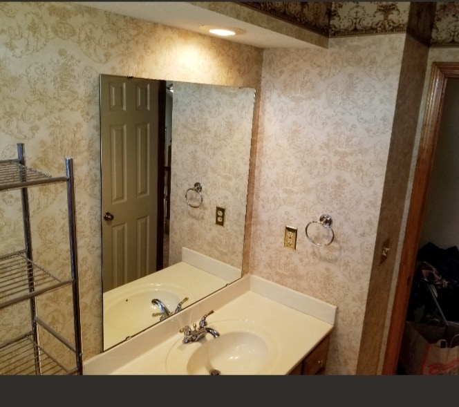 2nd level bathroom - 21506 W 53rd Terrace