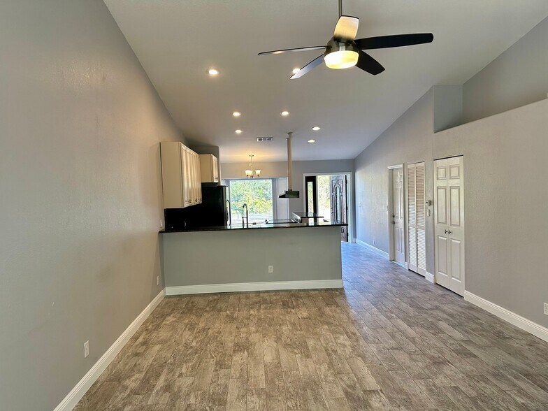 Building Photo - 473 Flamingo Blvd