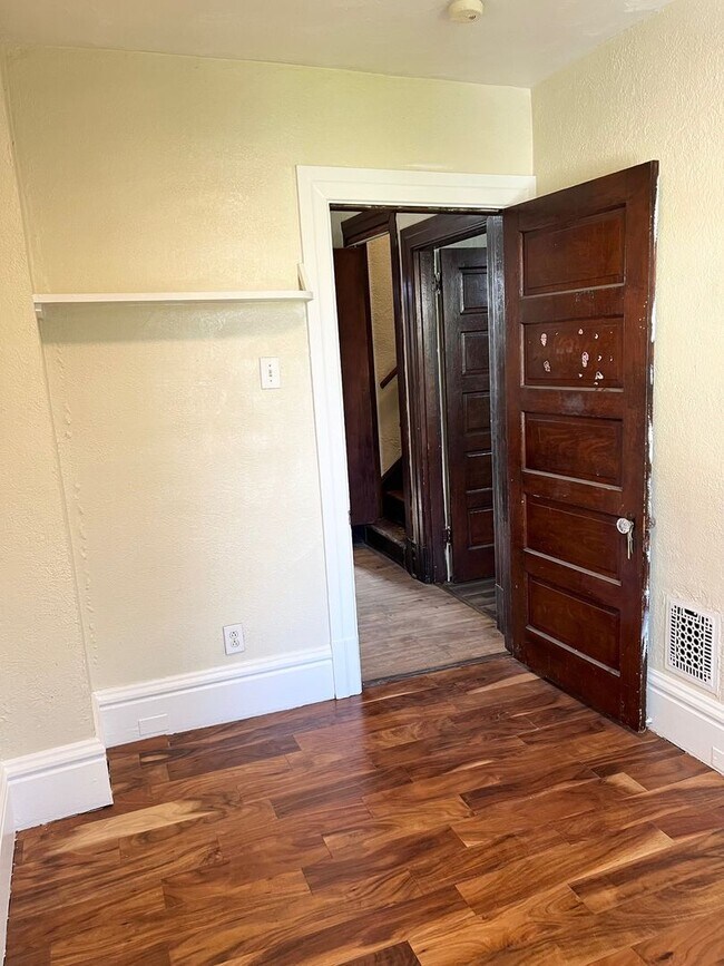 Building Photo - Newly Remodeled 3 or 4 Bedroom in Swissval...