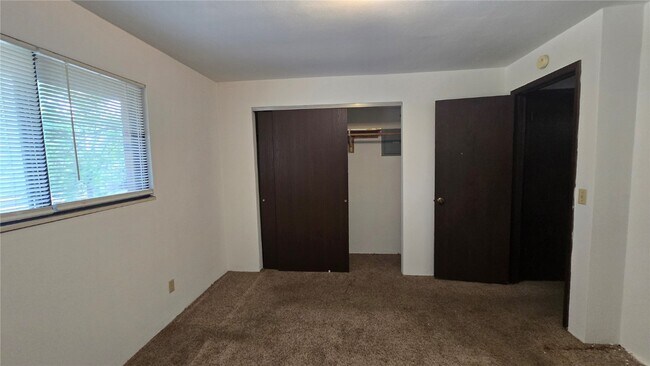 Building Photo - 5 Yorkshire Ln