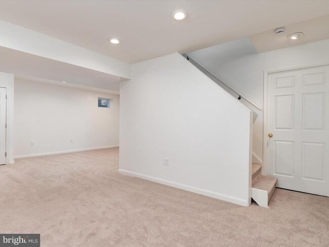 Building Photo - 402 S Cherry Grove Ave