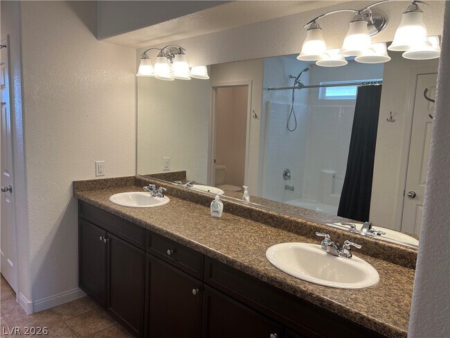 Building Photo - 10862 Knickerbocker Ave