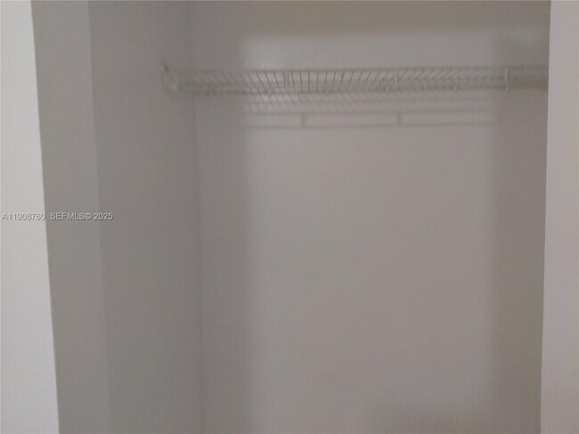 Building Photo - 13950 NE 2nd Ave