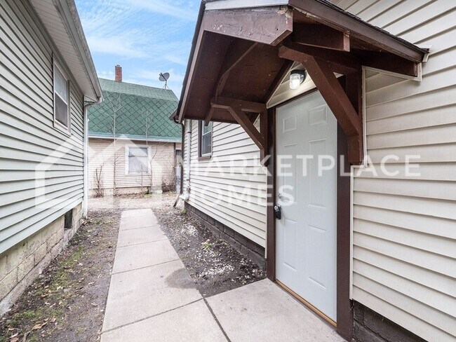 Building Photo - 1105 May St