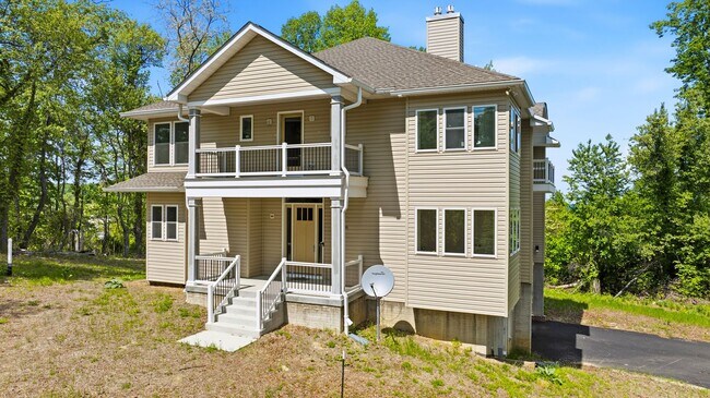 Building Photo - 5116 Shore Dr