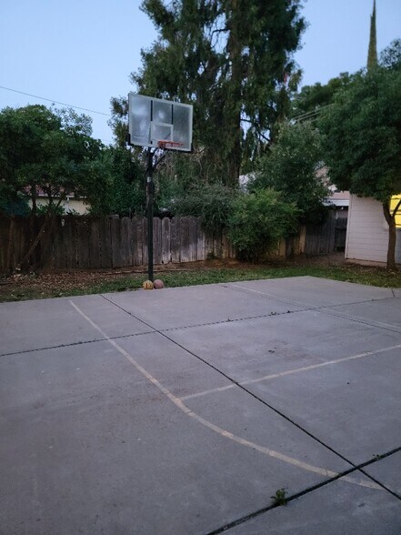 Fenced Backyard w/Half BB Court - 525 W 1st Ave