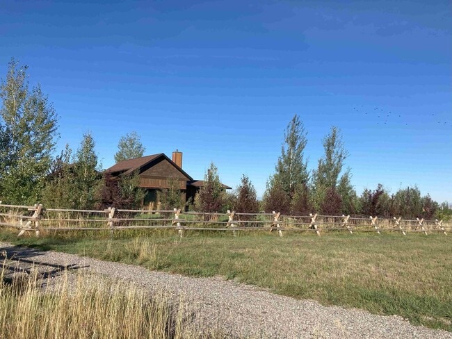 Building Photo - Stunner on Springhill