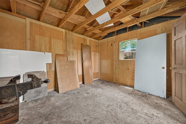 Building Photo - 2013 Long Dr