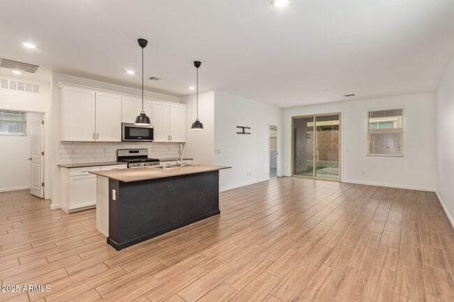 Building Photo - 14202 W Willow Ave