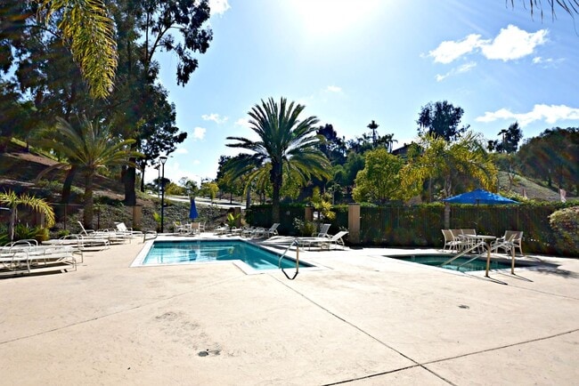Building Photo - Great Upstairs  2BD Condo with washer/drye...