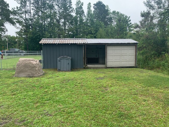 Building Photo - AVAILABLE NOW! 3 Bedrooms/1 1/2 Bath with Double living room space.