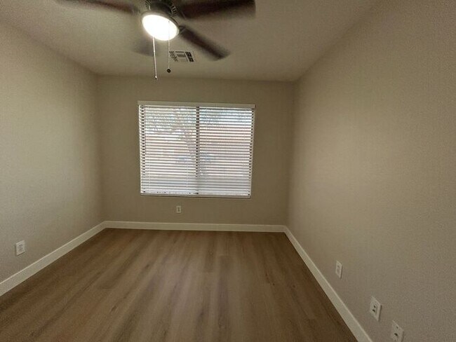 Building Photo - 434 E Chicory Pl