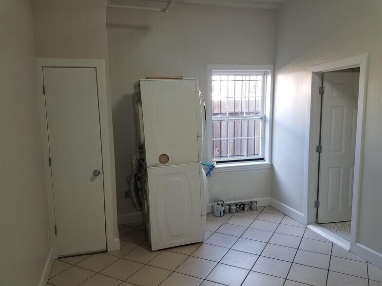 Building Photo - Large well located West Oakland condominium