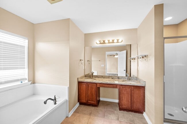 Building Photo - 3235 Bellingrath Dr