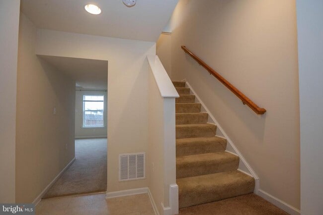 Building Photo - 440 Rumbling Rock Rd