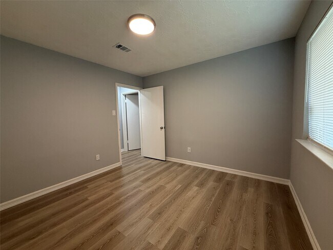 Building Photo - 8322 Sandy Glen Ln