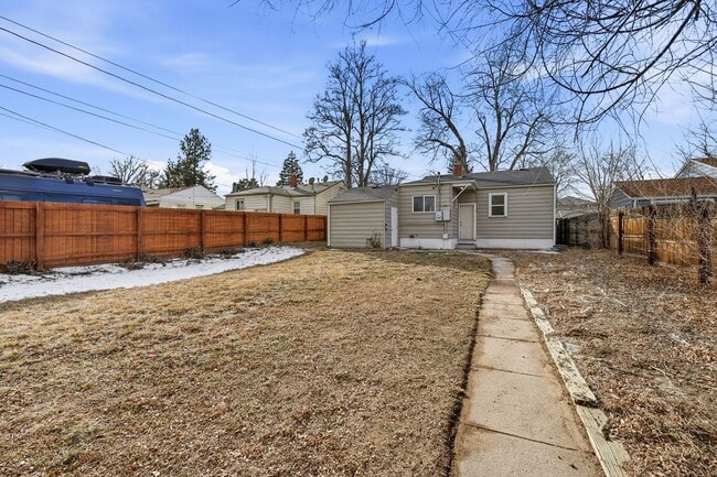 Building Photo - 3 Bed - 2 Bath home in Englewood!