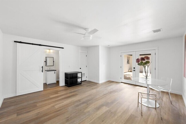Building Photo - 303 Lakeway Dr